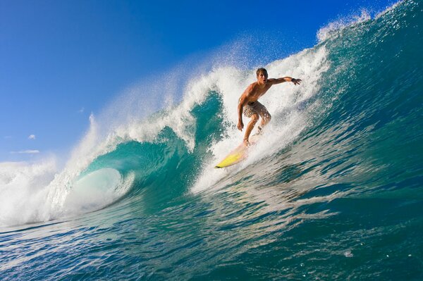 Mann Surfer auf Wellen mit Schaum