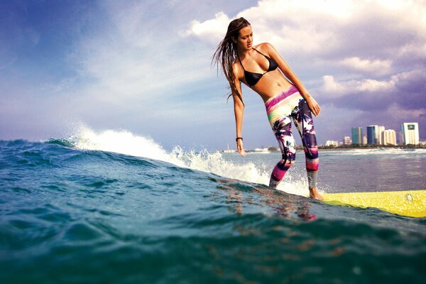 Sport surfing wave girl