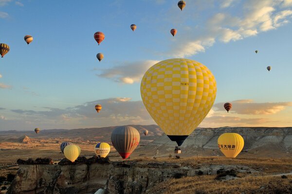 E oggi sul bellissimo sport il cielo è cosparso di palloncini bellissimo paesaggio