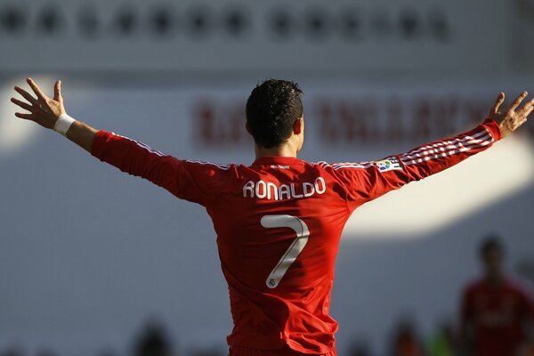 Piłkarz Cristiano Ronaldo stoi plecami i rozkłada ręce