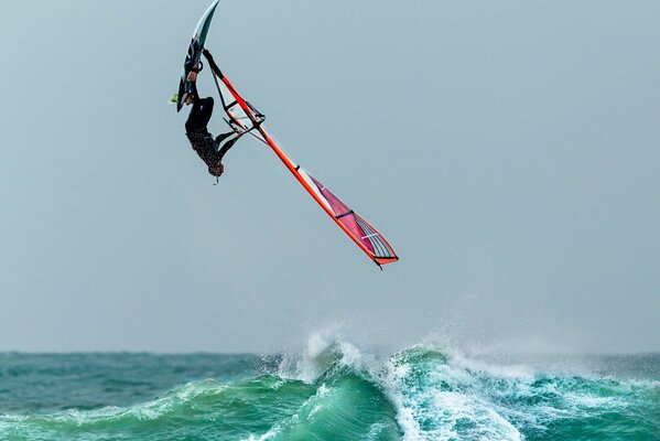 Salto durante l onda del mare