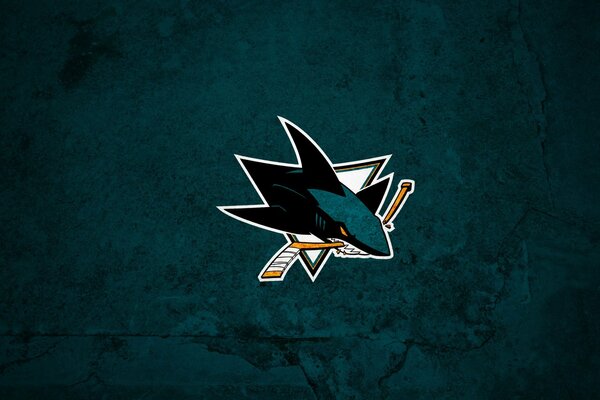 Logotipo con un tiburón y un palo de hockey en los dientes