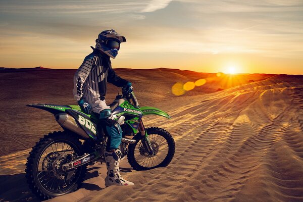 Beau coucher de soleil dans les dunes sur sotocicle