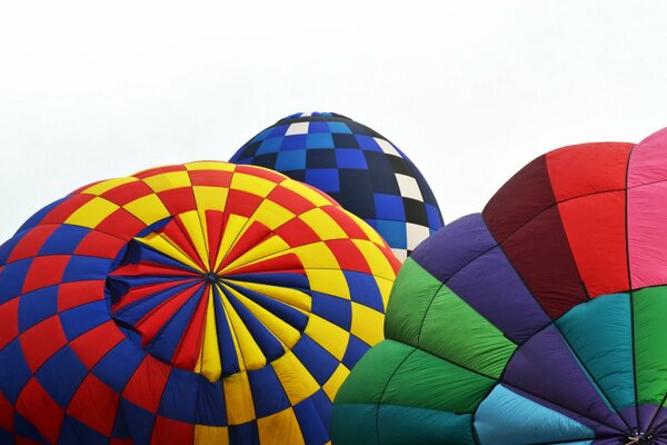 Globos de aire, globos de colores, globos sobre fondo blanco