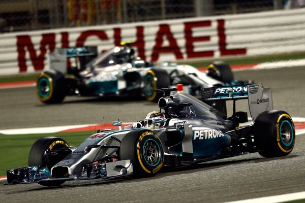 Gara sportiva Mercedes con Lewis Hamilton