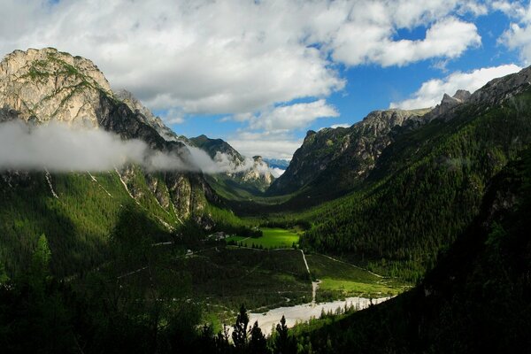 Natur des Berges in Bäumen und Wolken