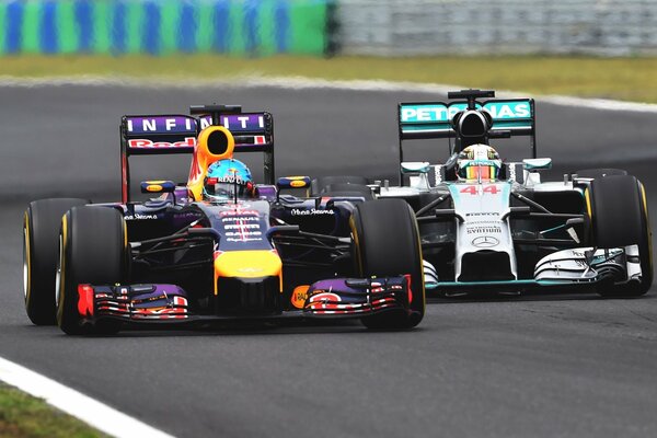 Deux pilotes de formule 1 se disputent la première place