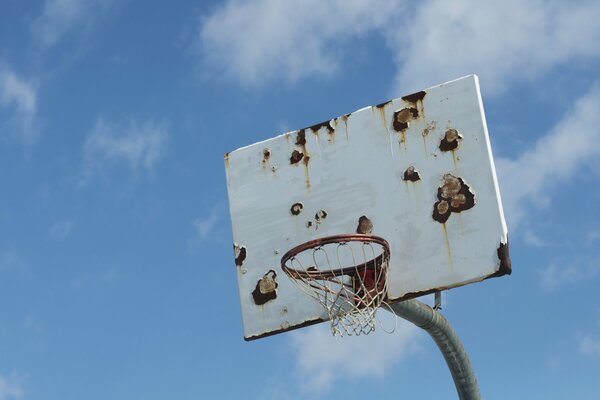 Scudo arrugginito con canestro da basket