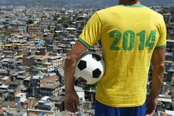 Fan del fútbol en la camiseta con la etiqueta 2014