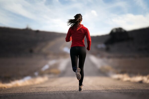 Fille sportive en cours d exécution sur la route