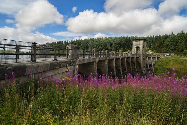 Nuvole sopra un antico ponte di pietra