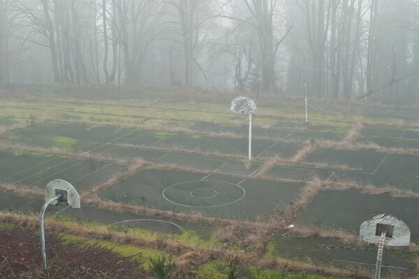 Cancha de baloncesto deportiva en la niebla