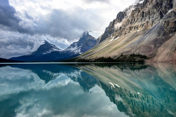 Beautiful landscape. lake by the mountain