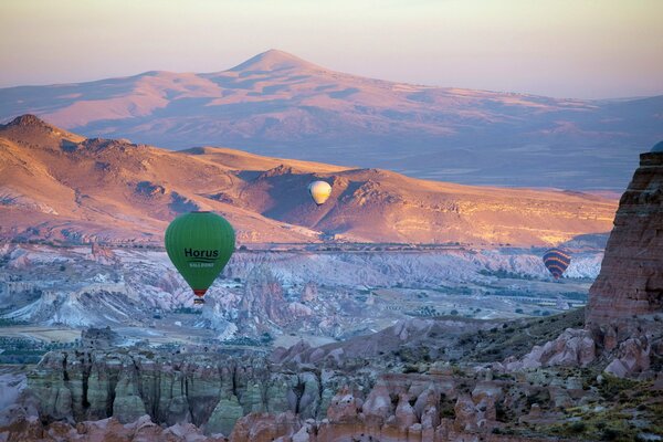 Ein Kraivide mit Luftballons in Kappadokien