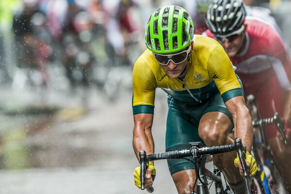 Course cycliste, cyclisme sous la pluie, course sportive