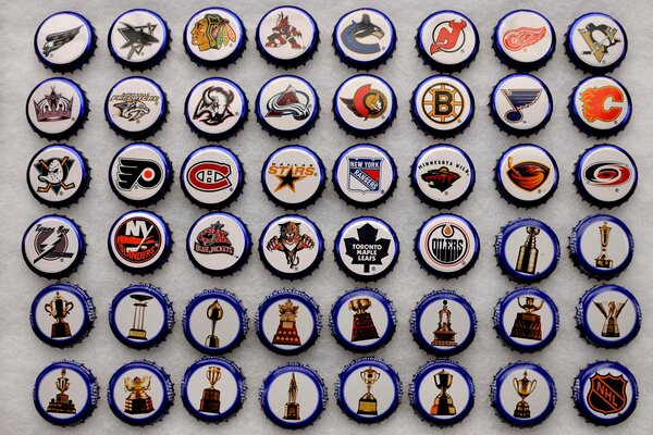 Sammlung von NHL Hockey Caps auf hellem Hintergrund