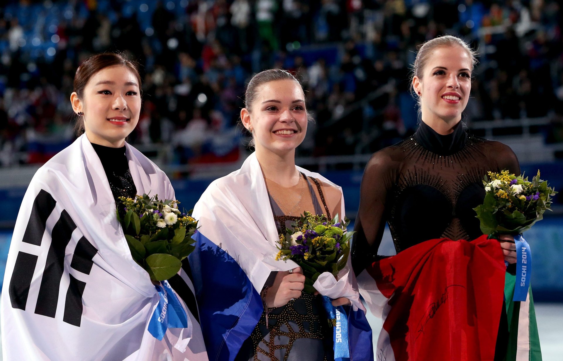 yong-a kim adelina sotnikova karolina kostner patineuse artistique patinage artistique piédestal sotchi 2014 sotchi 2014 jeux olympiques d hiver xxii jeux olympiques d hiver sotchi 2014 russie corée italie fleurs drapeau sourire