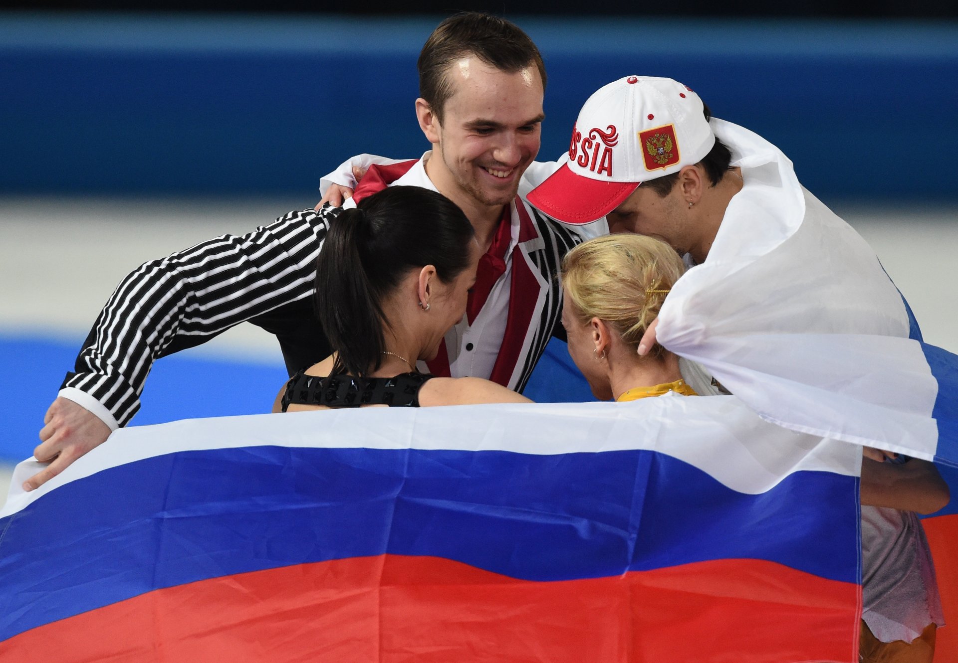 ksenia stolbova fedor klimov tatiana volosozhar maxim trankov sochi 2014 sochi 2014 winter olympic games xxii winter olympic games sochi 2014 figure skating russia figure skaters olympic champions flag bosco baseball cap victory happine