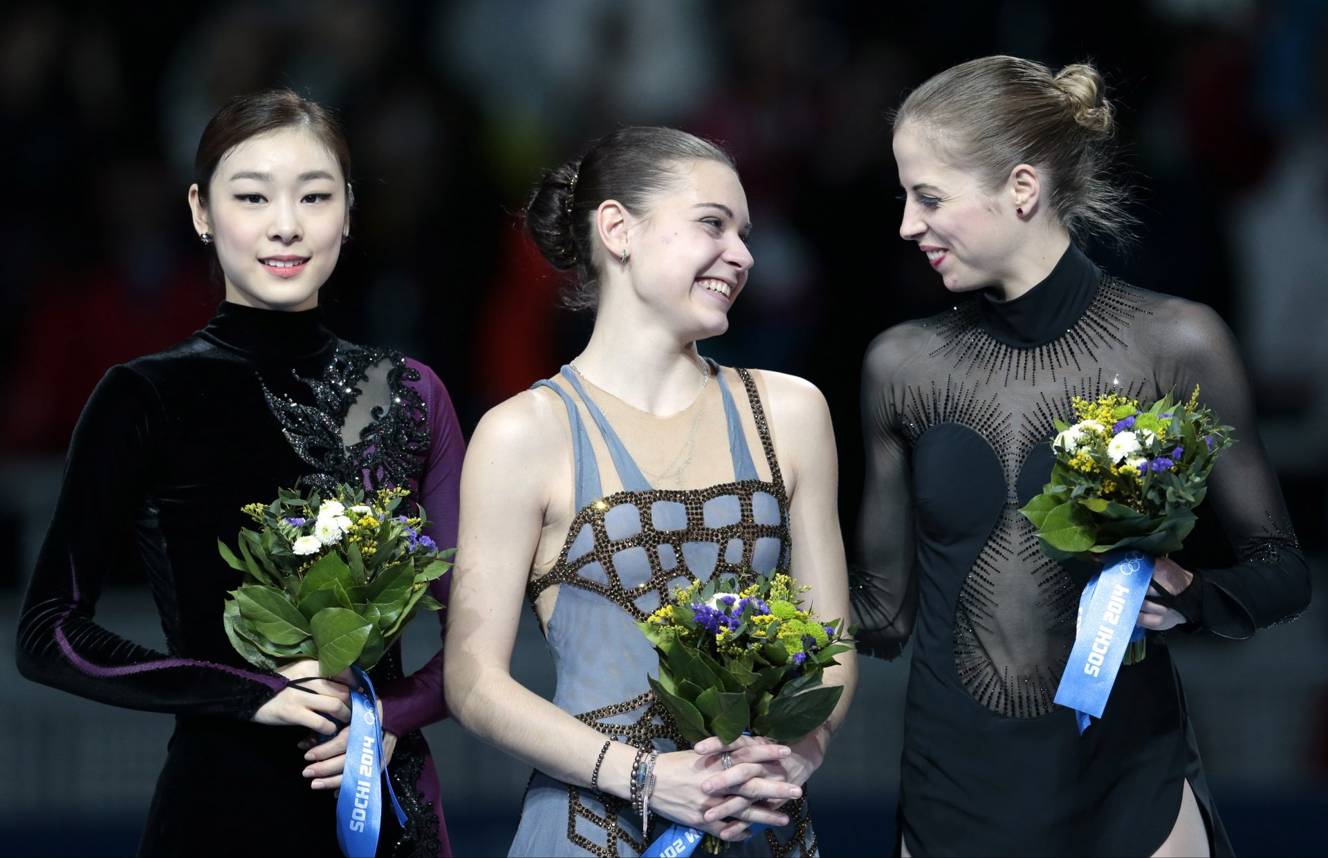 young-ah kim adeline sotnikova karolina kostner łyżwiarze figurowi łyżwiarstwo figurowe piedestał uśmiech soczi 2014 zimowe igrzyska olimpijskie soczi 2014 xxii zimowe igrzyska olimpijskie soczi 2014 korea rosja włochy kwiaty zwycięstwo