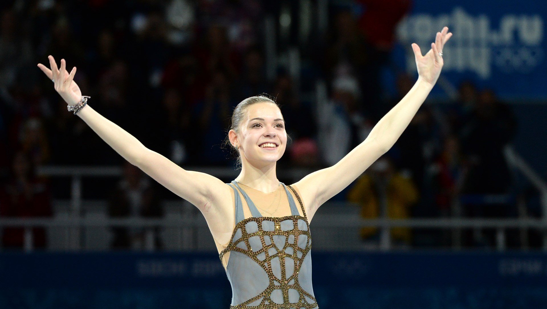 adelina sotnikova patinage artistique patineuse artistique joie victoire championne olympique sotchi 2014 sotchi 2014 jeux olympiques d hiver xxii jeux olympiques d hiver sotchi 2014 russie or sourire