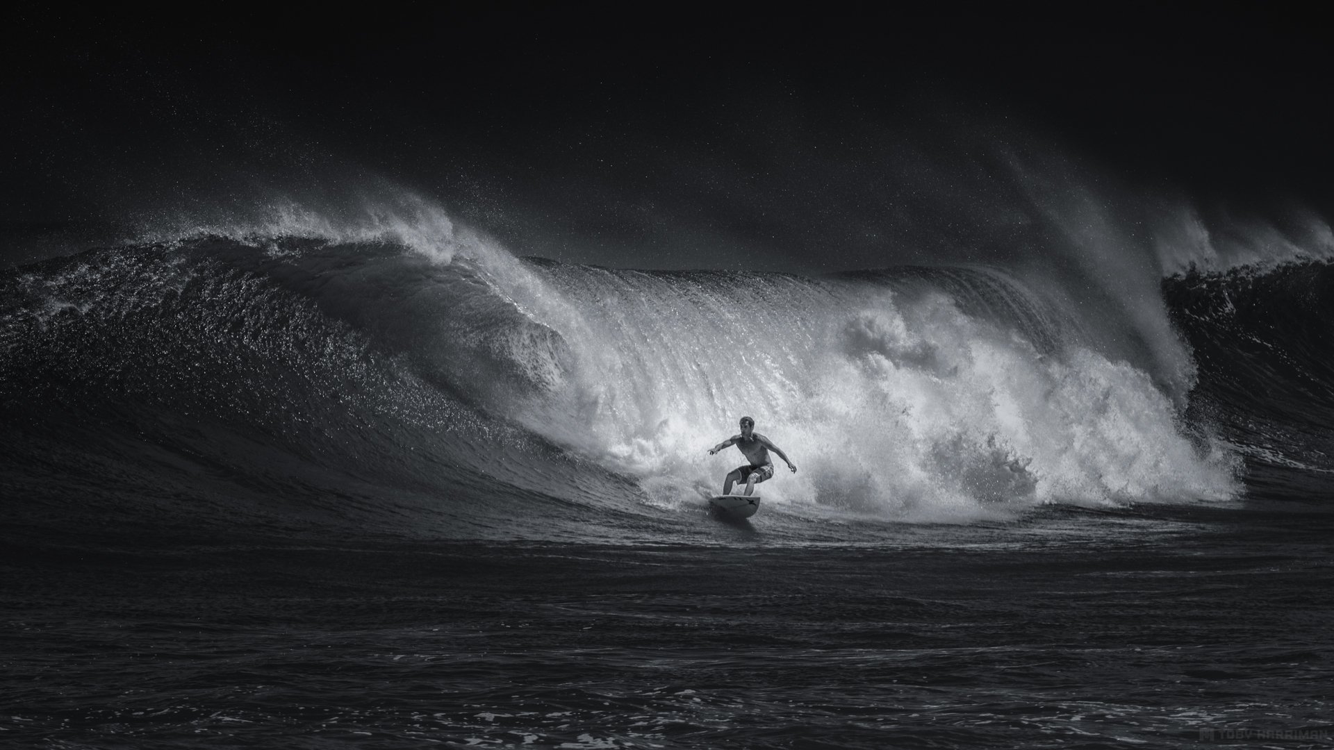 sport surfing fala czarno-biały