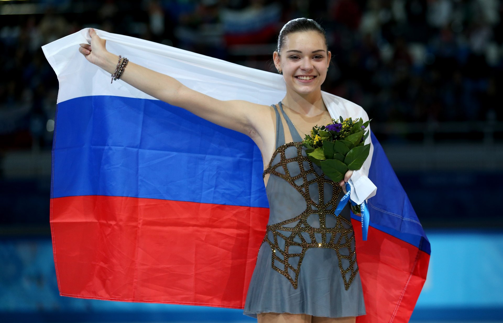 adelina sotnikova patinaje artístico bandera alegría patinadora sochi 2014 sochi-2014 juegos olímpicos de invierno olímpica campeona xxii juegos olímpicos de invierno sochi-2014 rusia flores ramo tricolor