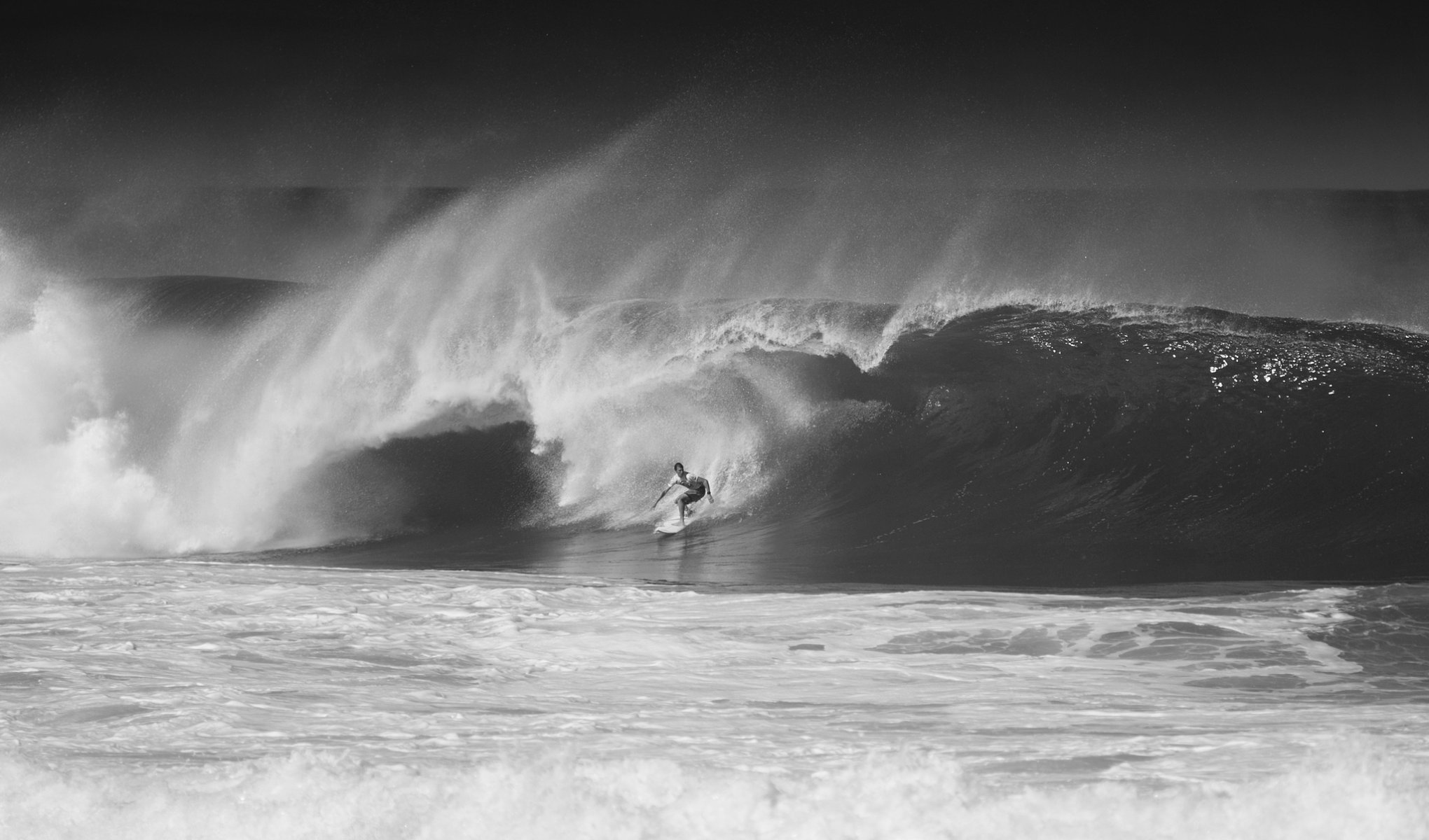 north shore oahu hawaii surfeur vague océan photo noir et blanc