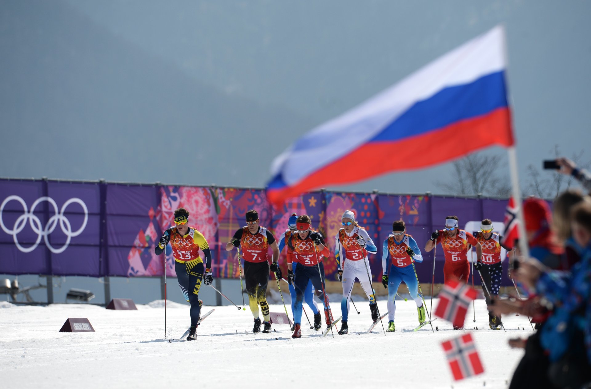 ski-rennen sotschi 2014 sotschi 2014 olympische winterspiele xxii olympische winterspiele sotschi 2014 russland flagge skifahrer schnee norwegen flaggen