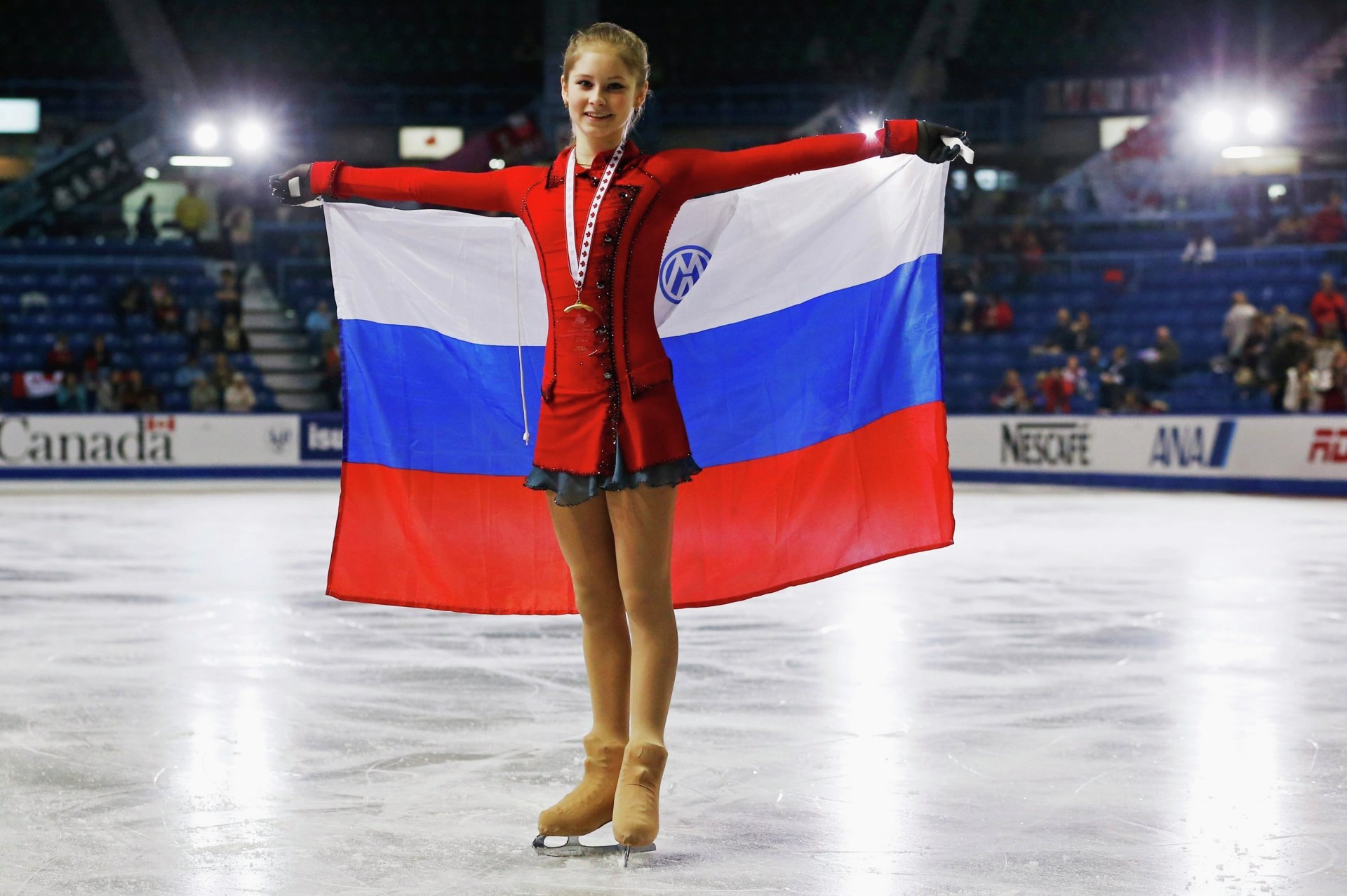 julia lipnitskaya meisterin eiskunstläuferin medaille flagge russland lächeln schönheit licht sieg