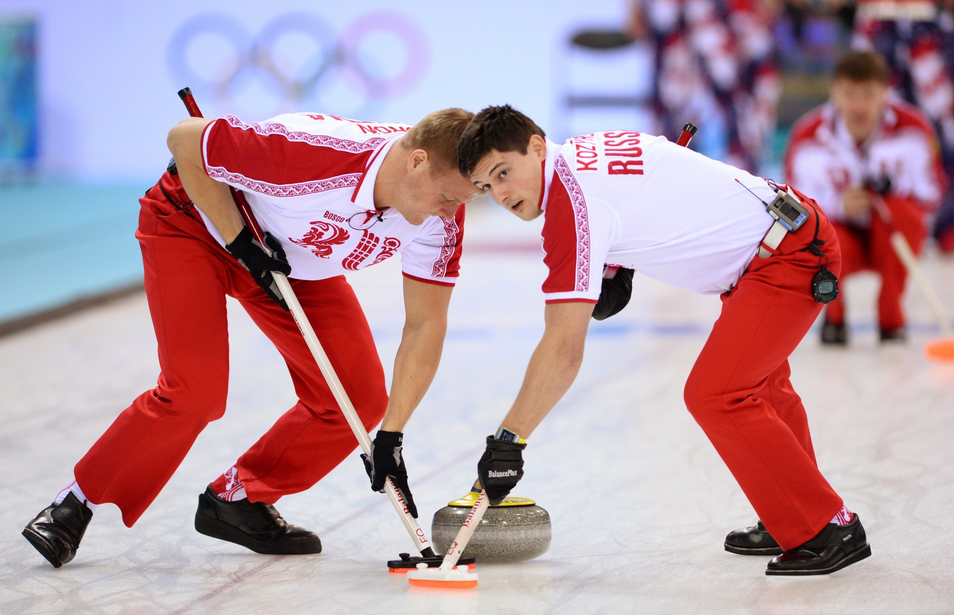 männer peter drone alexander kozyrev sotschi 2014 sotschi 2014 olympische winterspiele xxii olympischen winterspiele sotschi 2014 russland stein gleiten bürsten reibung blick bosco