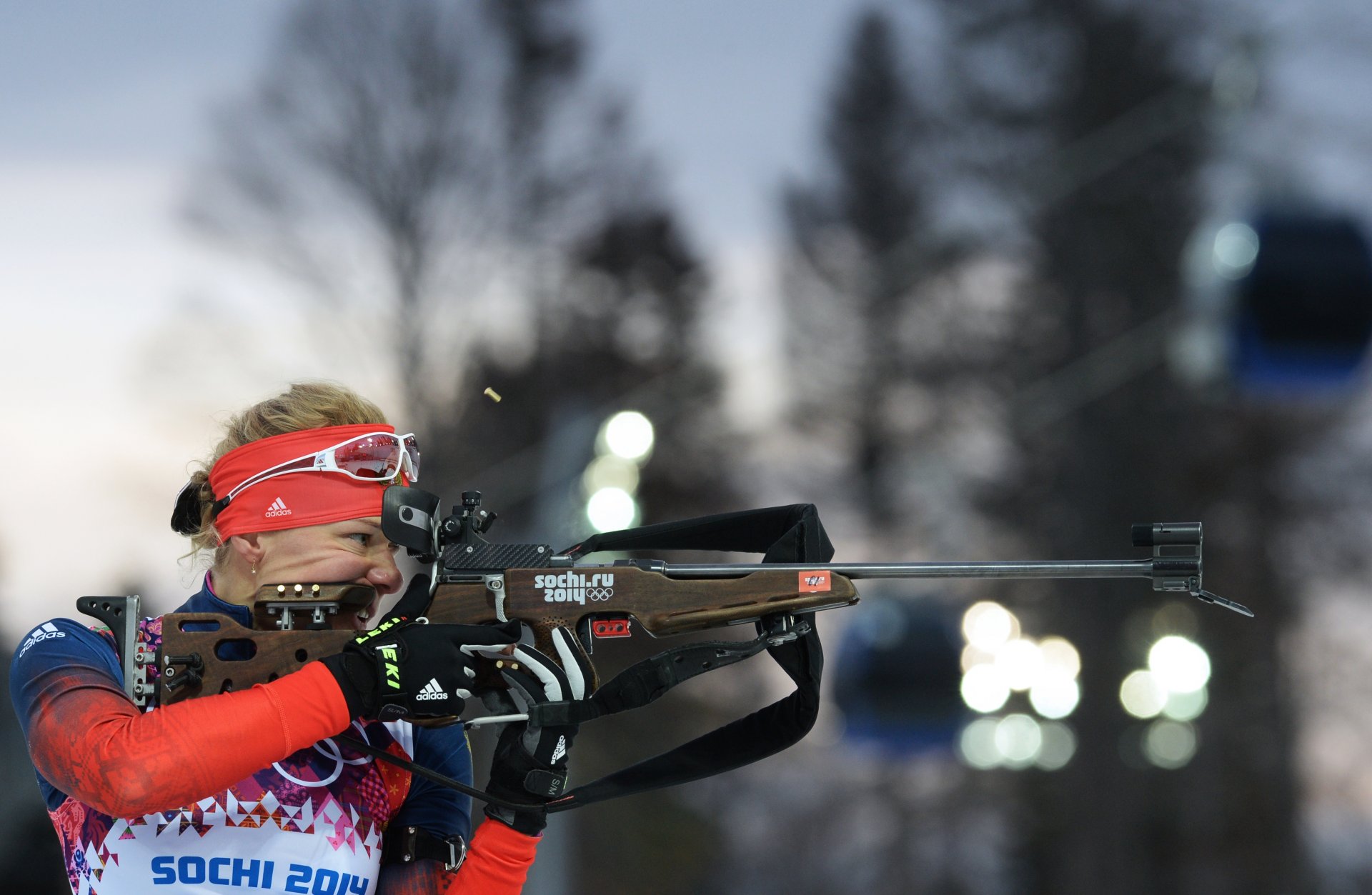 biathlon femminile sochi 2014 sochi 2014 olimpiadi invernali xxii olimpiadi invernali olga zaitseva due volte campionessa olimpica sochi 2014 russia fucile vista colpo mira