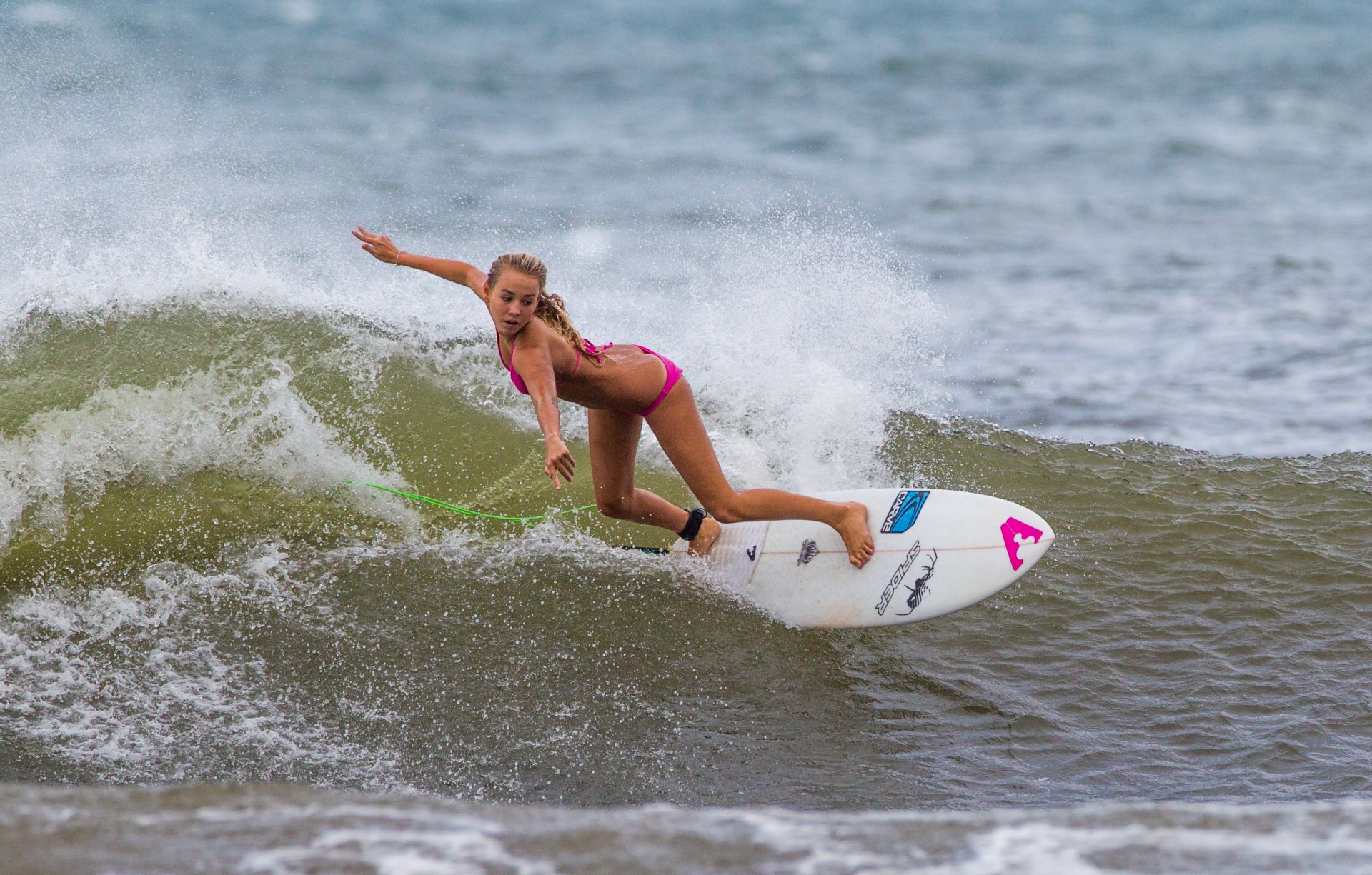 surf sport fille.conseil vague océan