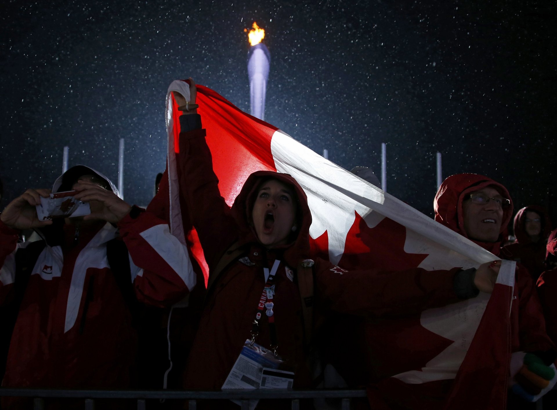 canadá fans fans bandera olímpico antorcha fuego sochi 2014 canadiense fans