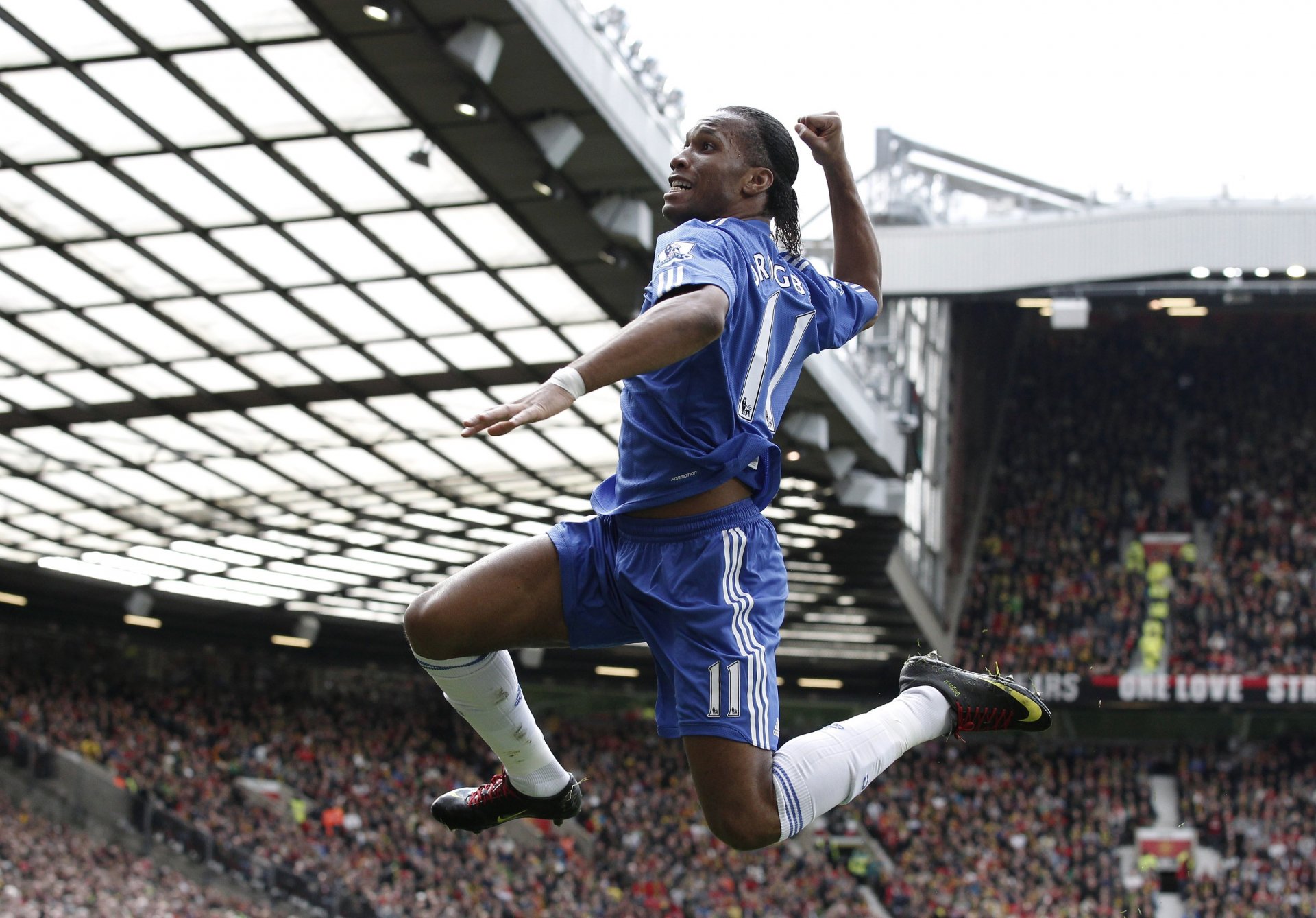 didier drogba drogba giocatore calciatore stella chelsea inghilterra stadio old trafford tribune spettatori obiettivo celebrazione calcio