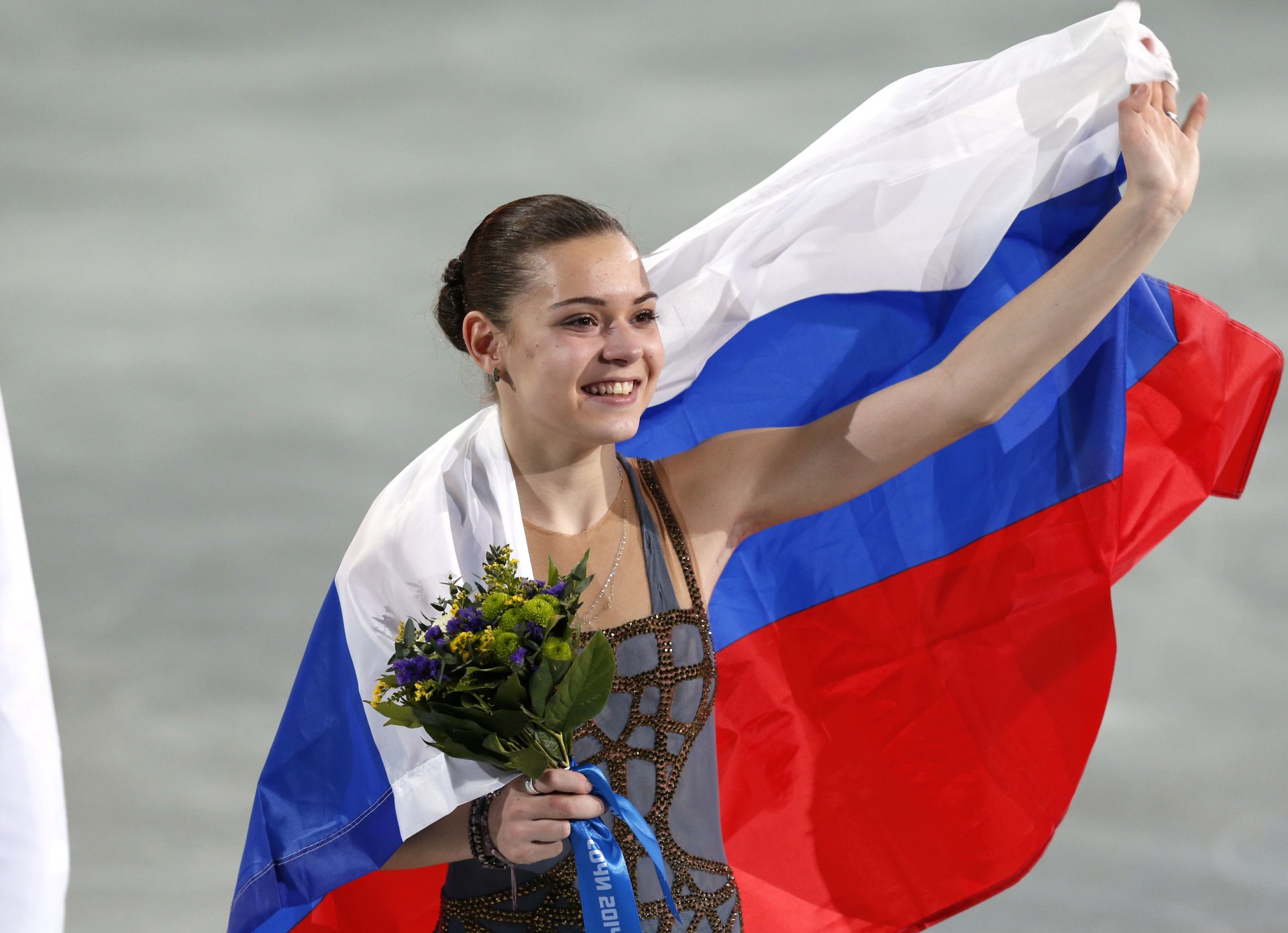 adelina sotnikova pattinaggio artistico bandiera gioia pattinatrice sochi 2014 sochi 2014 olimpiadi invernali olimpico campione xxii olimpiadi invernali sochi 2014 russia fiori bouquet