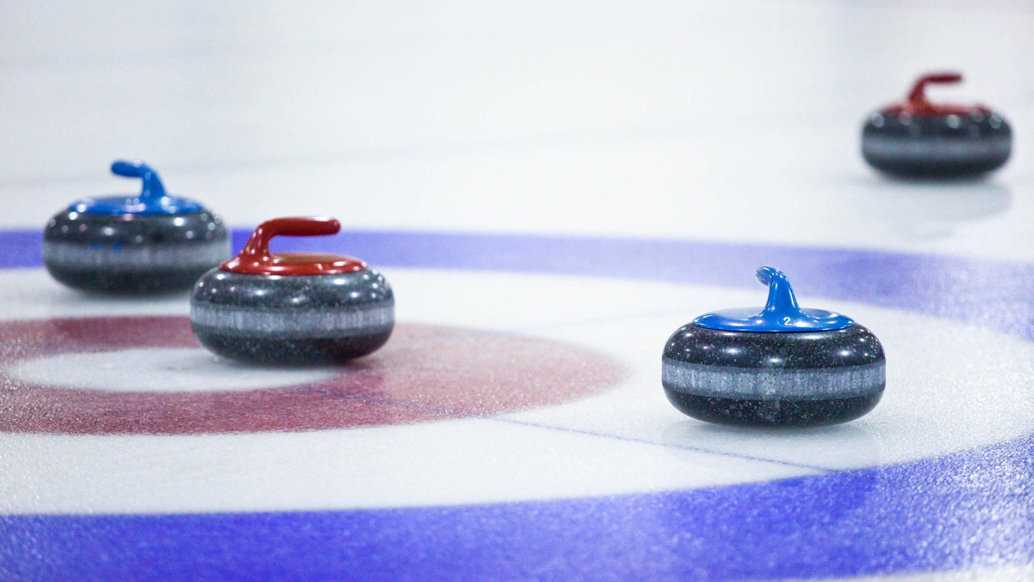 sport curling jeux olympiques d hiver équipe sportif jeu sur glace terrain de jeu deux équipes alternativement laisser aller par glace spécial lourd granit projectiles pierres à côté balisé cible maison flou bokeh fond