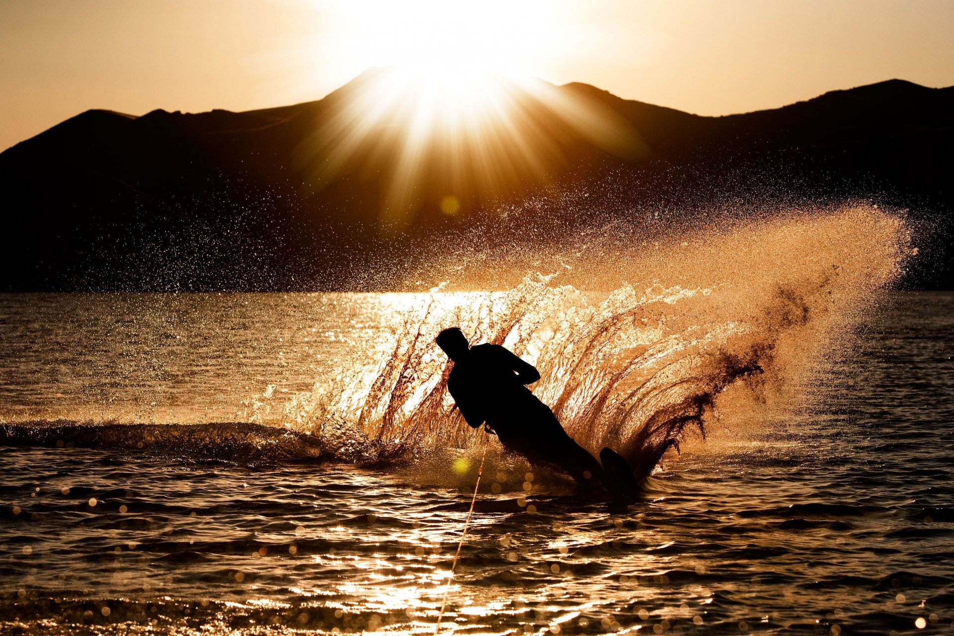 deporte hombre novio silueta salpicaduras agua olas mar océano sol puesta de sol fondo pantalla ancha pantalla completa fondo de pantalla