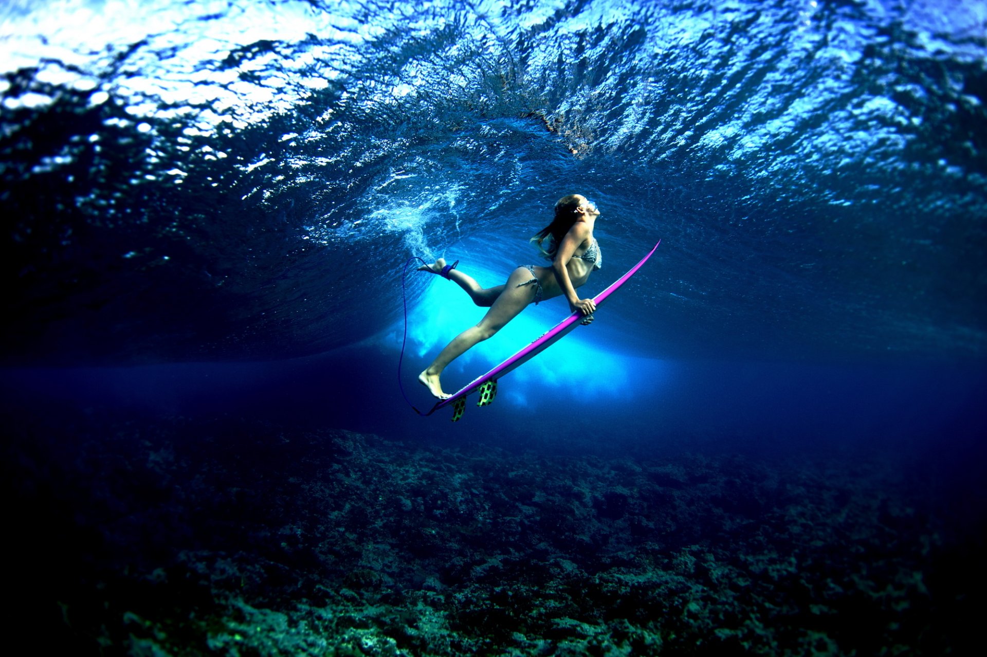 surfing sport ragazza bordo oceano acqua