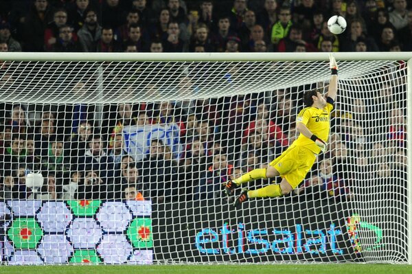 Foto del portero volando detrás de la pelota