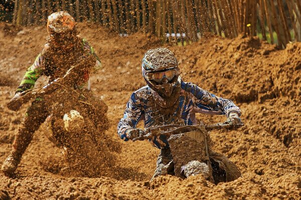 Course de motos de sport hors route dans la boue