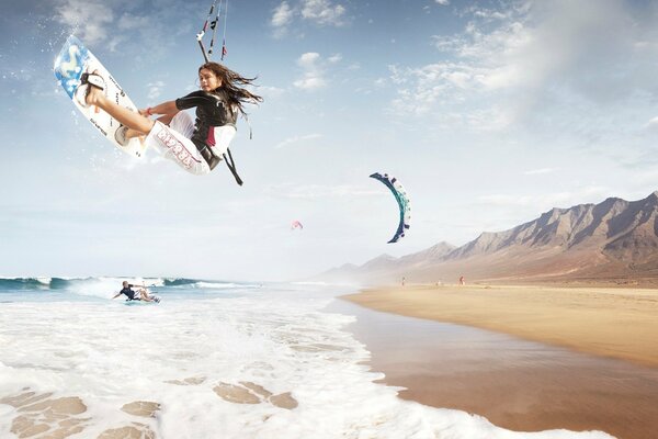 Clases de kitesurf en la playa cerca de las montañas