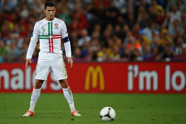 Cristiano Ronaldo on the playing field waiting for the start of the game