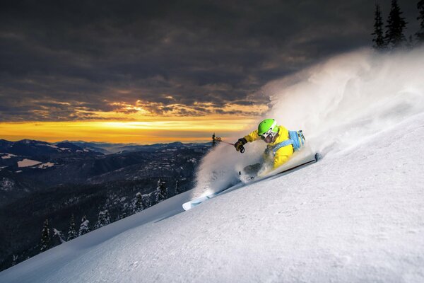 Abstieg vom Berg auf Skiern bei Sonnenuntergang