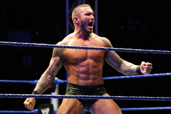 Il wrestler Randy Orton è in piedi sul ring e urla