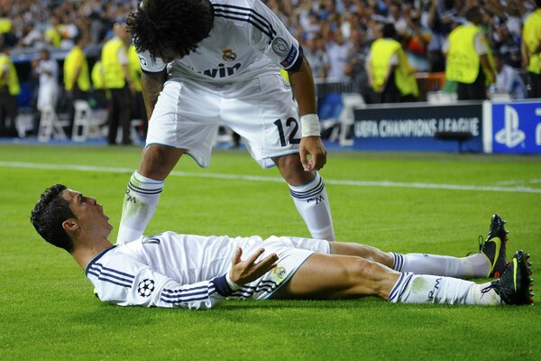 Un joueur du Real Madrid est tombé et un autre joueur s est penché dessus
