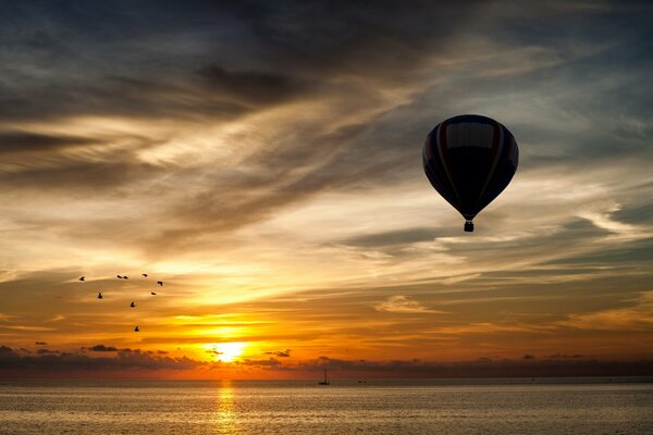 Ballon dans le ciel sur fond de coucher de soleil