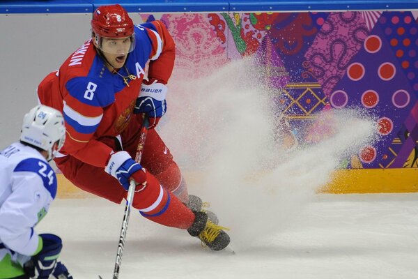 Le joueur de hockey se déplace activement sur le terrain de jeu