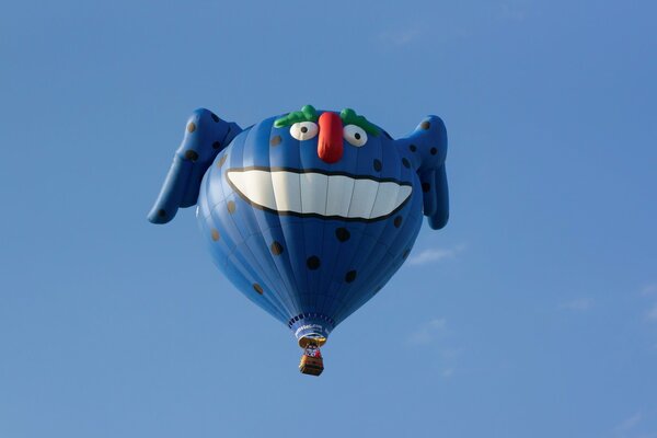 Ballon vole dans le ciel