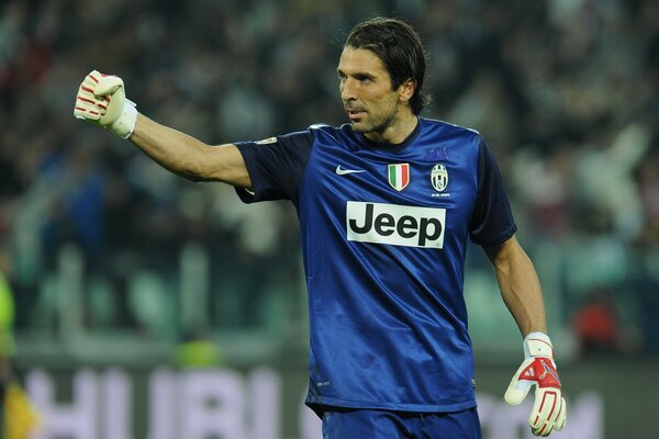 Futbolista de la Juventus, con el uniforme de Nike