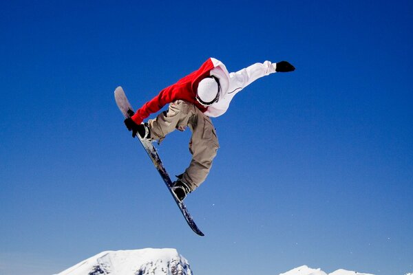 Der Trick eines Snowboarders mit einem genialen Sprung